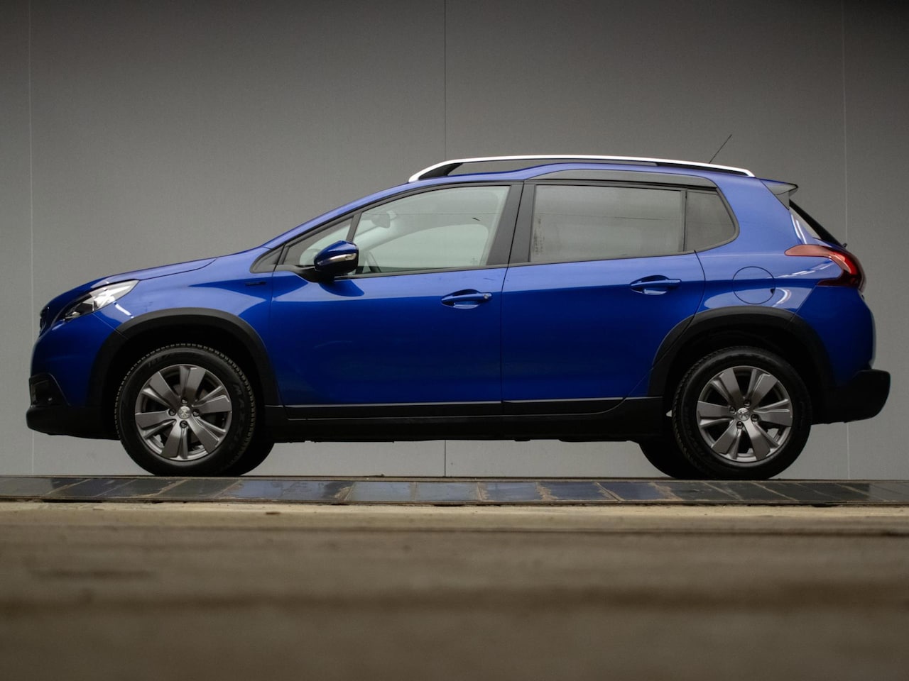 Peugeot 2008 - 1.2 PureTech Signature Sport (APPLE CARPLAY,NAVI,CRUISE,PDC,LED,LEDER,SPORTSTOELEN,GETINT, - AutoWereld.nl