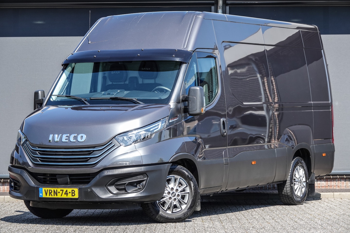 Iveco Daily - 35S21 L2H2 207Pk Hi-Matic Aut. | Achteruitrijcamera | 3.500kg trekgewicht | Trekhaak | 16' - AutoWereld.nl