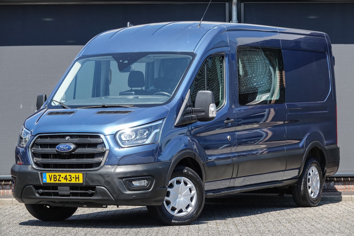 Ford Transit - L3H2 2.0Tdci 130Pk | Dubbel Cabine | 5-Persoons | Trend | Achteruitrijcamera | Chrome Blue - AutoWereld.nl