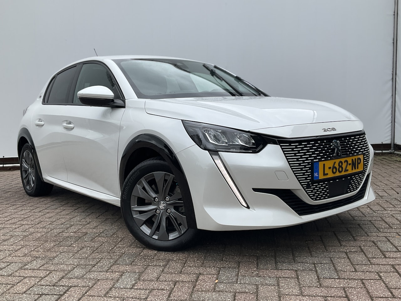 Peugeot e-208 - EV Allure 50 kWh Apple Camera Carplay Orig.NL - AutoWereld.nl