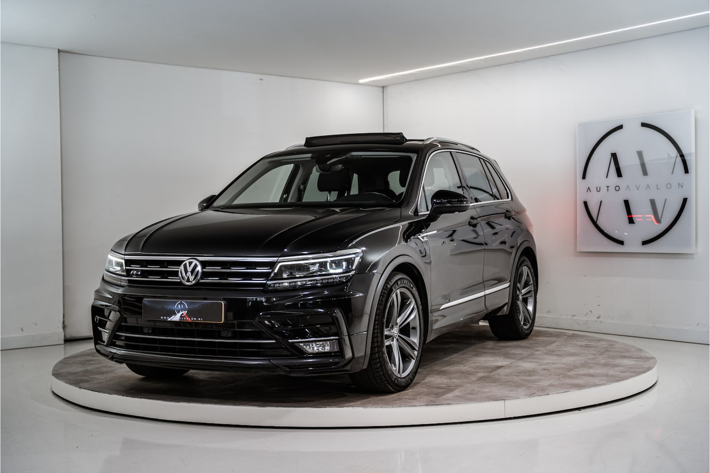 Volkswagen Tiguan - 1.4 TSI ACT Highline R-Line 150PK NL AUTO+NAP+1e Eigenaar | Pano | Navi | Virtual - AutoWereld.nl