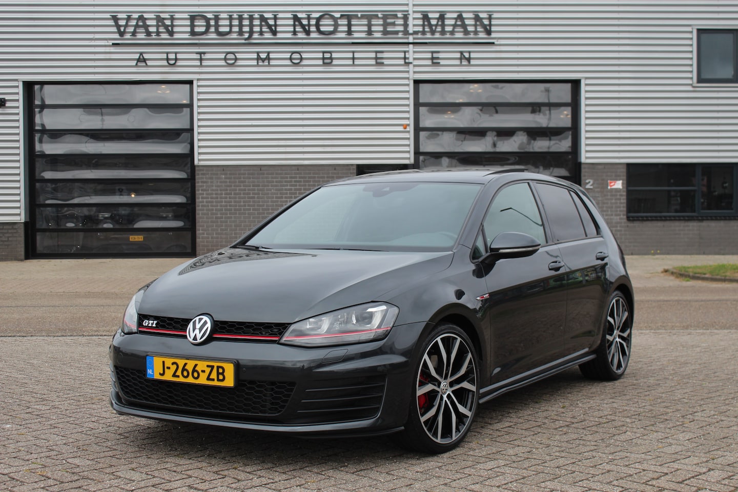 Volkswagen Golf - 2.0 TSI GTI / Panoramadak / Stoelverwarming - AutoWereld.nl