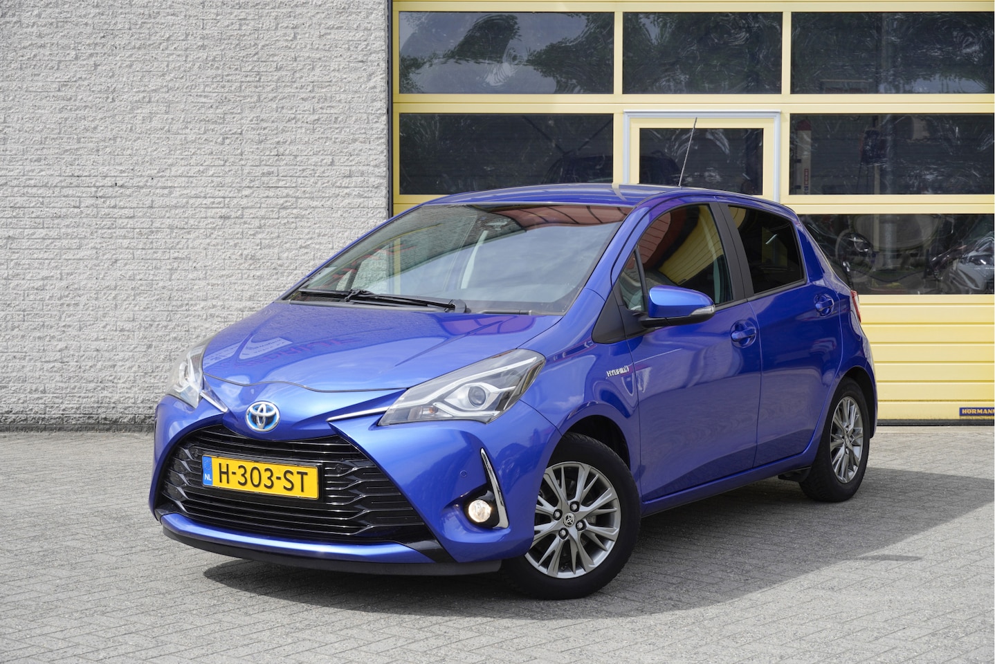 Toyota Yaris - 1.5 Hybrid Automaat! Dynamic BJ2020 Lmv 15" | Led | Pdc | Navi | Keyless entry | Afneembar - AutoWereld.nl