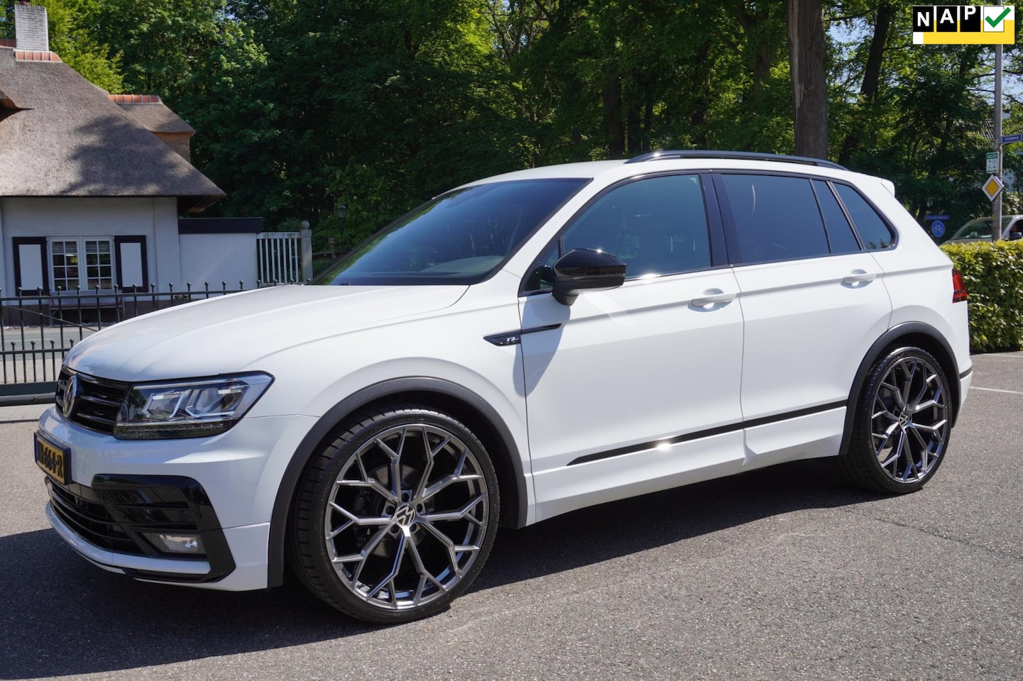 Volkswagen Tiguan - 1.5 TSI ACT Highline Business R-line virtual cockpit full led 23 inch origineel Nederlands - AutoWereld.nl
