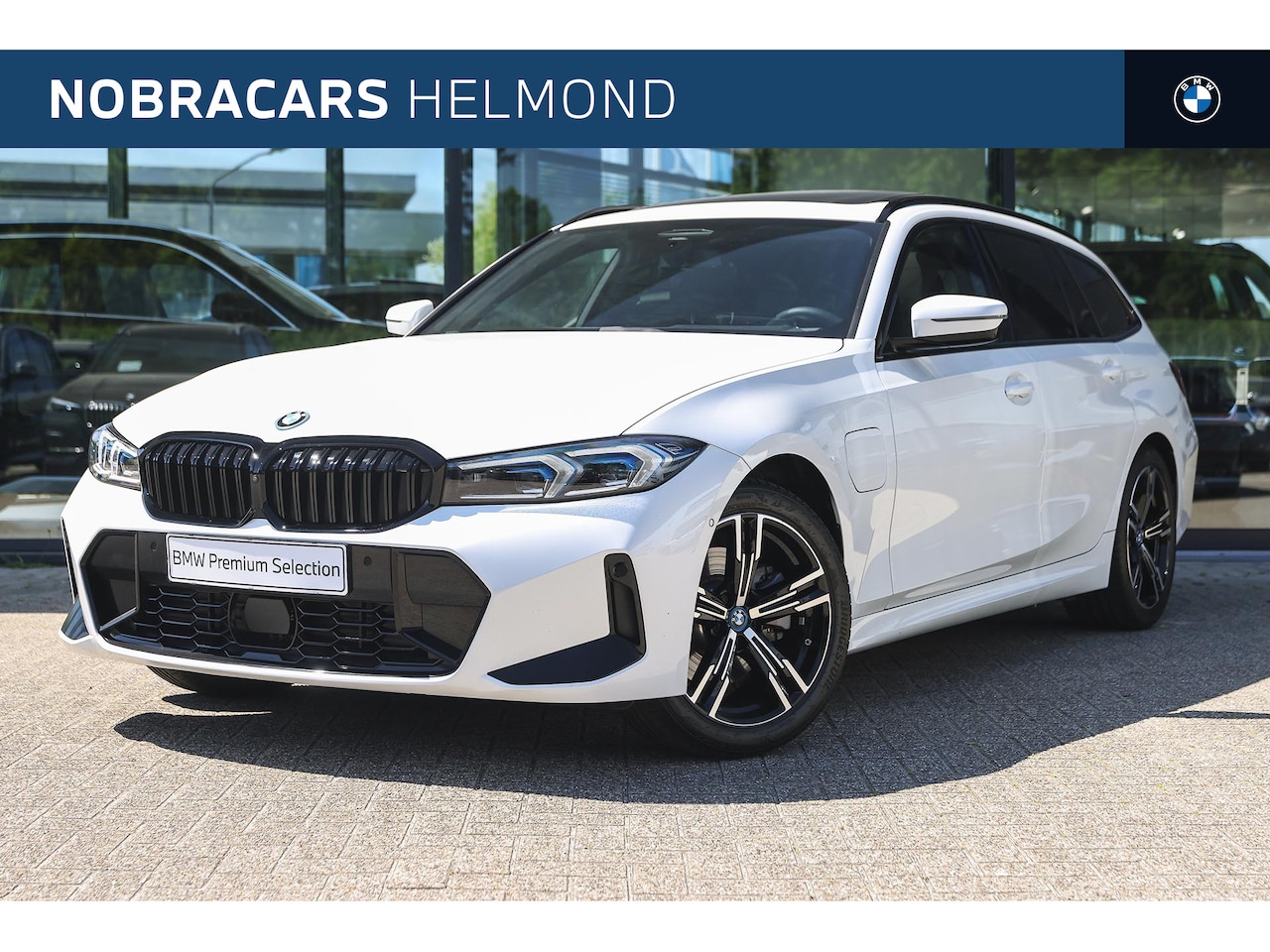 BMW 3-serie Touring - 330e High Executive M Sport Automaat / Panoramadak / Trekhaak / Sportstoelen / Stoelverwar - AutoWereld.nl