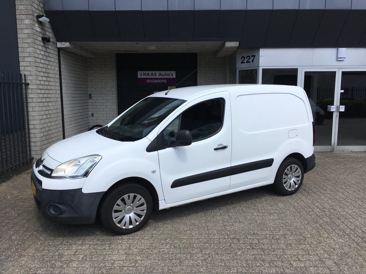 Citroën Berlingo - 1.6 e-HDI 500 Club Economy / 3 PERSOONS / AIRCO / SCHUIFDEUR RECHTS - AutoWereld.nl