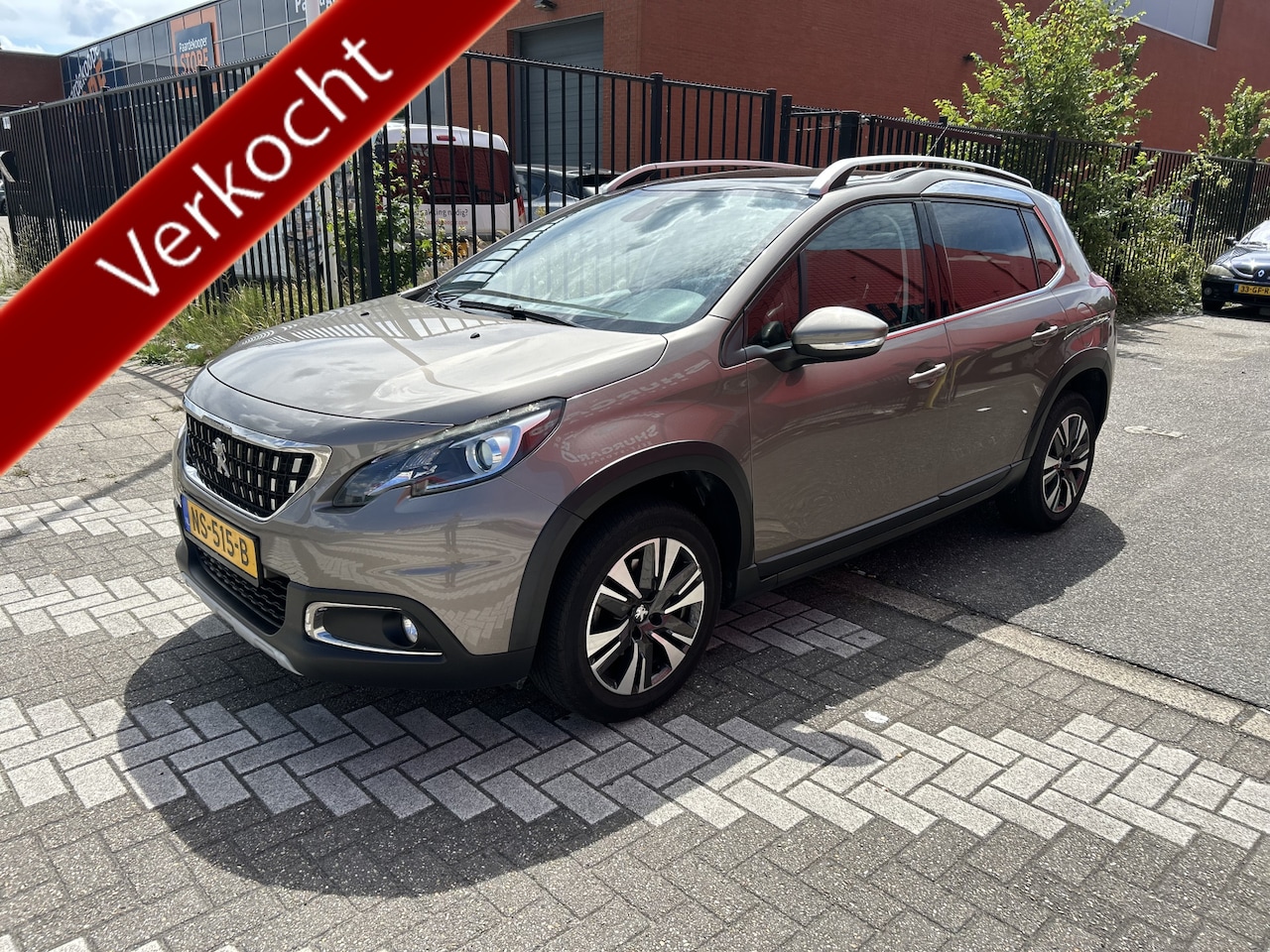 Peugeot 2008 - 1.2 PureTech Allure | ZIE BESCHRIJVING | Panoramadak | Cruise control | Climate control | - AutoWereld.nl
