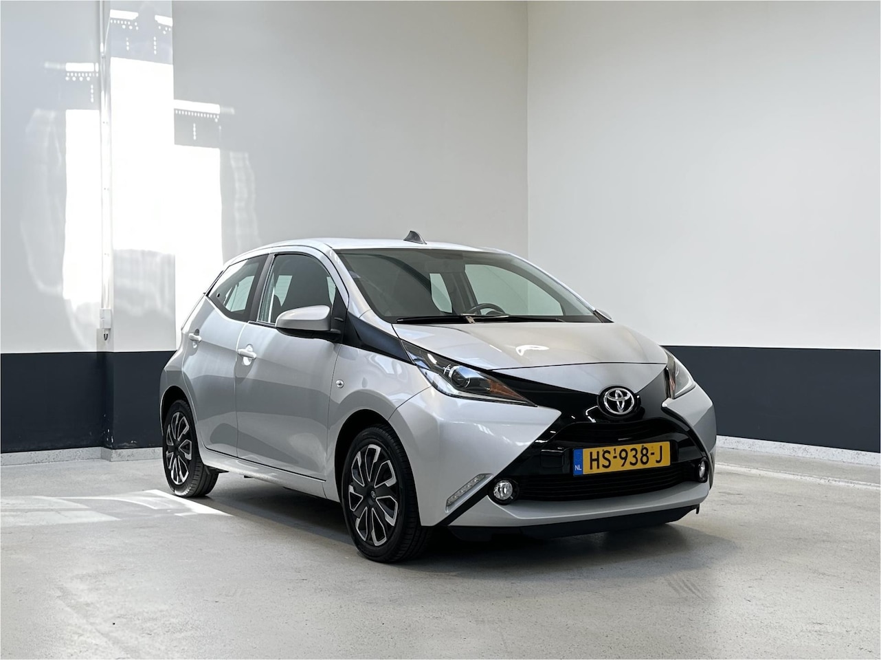 Toyota Aygo - 1.0 VVT-i x-play |KM stand +/- 95000km NL | Camera | Airco | 5- DRS | - AutoWereld.nl
