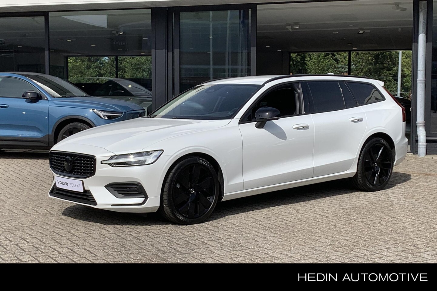 Volvo V60 - B3 Essential Edition | Leder | Stoelverwarming | Stuurwielverwarming | Donkerglas | Parkee - AutoWereld.nl