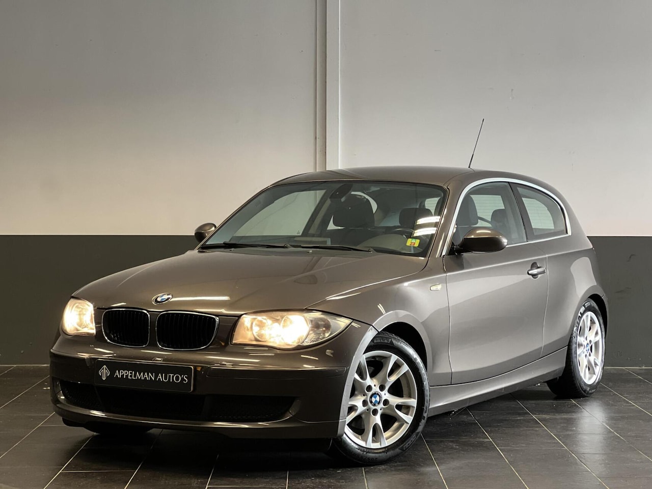 BMW 1-serie - 118i High Executive | Stoelverwarming | Navi | Cruise | - AutoWereld.nl