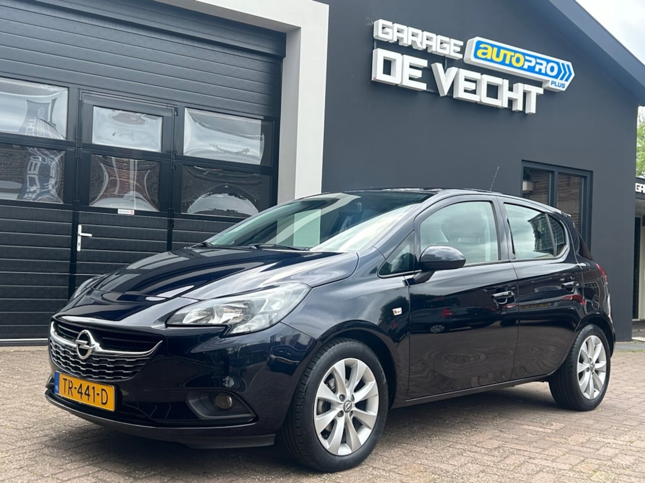 Opel Corsa - 1.4 5drs Favourite Navi/Carplay - AutoWereld.nl
