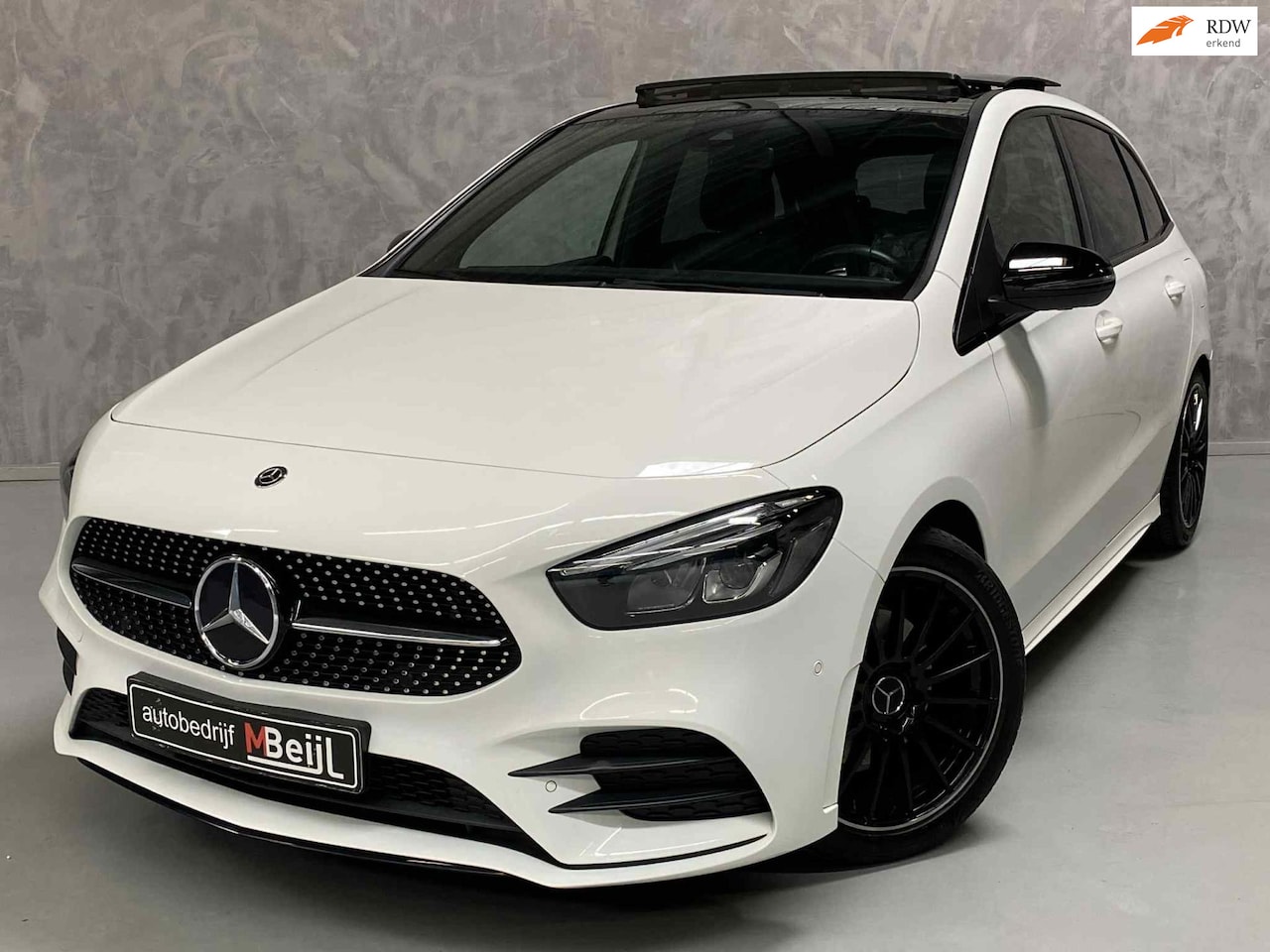 Mercedes-Benz B-klasse - 180 Business Solution AMG /Pano /Camera /Carbon - AutoWereld.nl