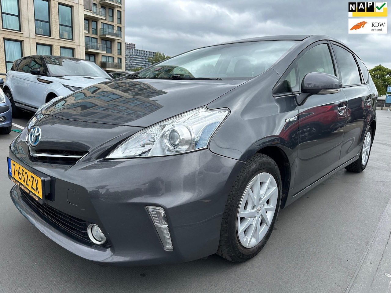 Toyota Prius Wagon - 1.8 Dynamic Business 96g Airco Cruise Camera Navi Pano CarPas 7zit - AutoWereld.nl