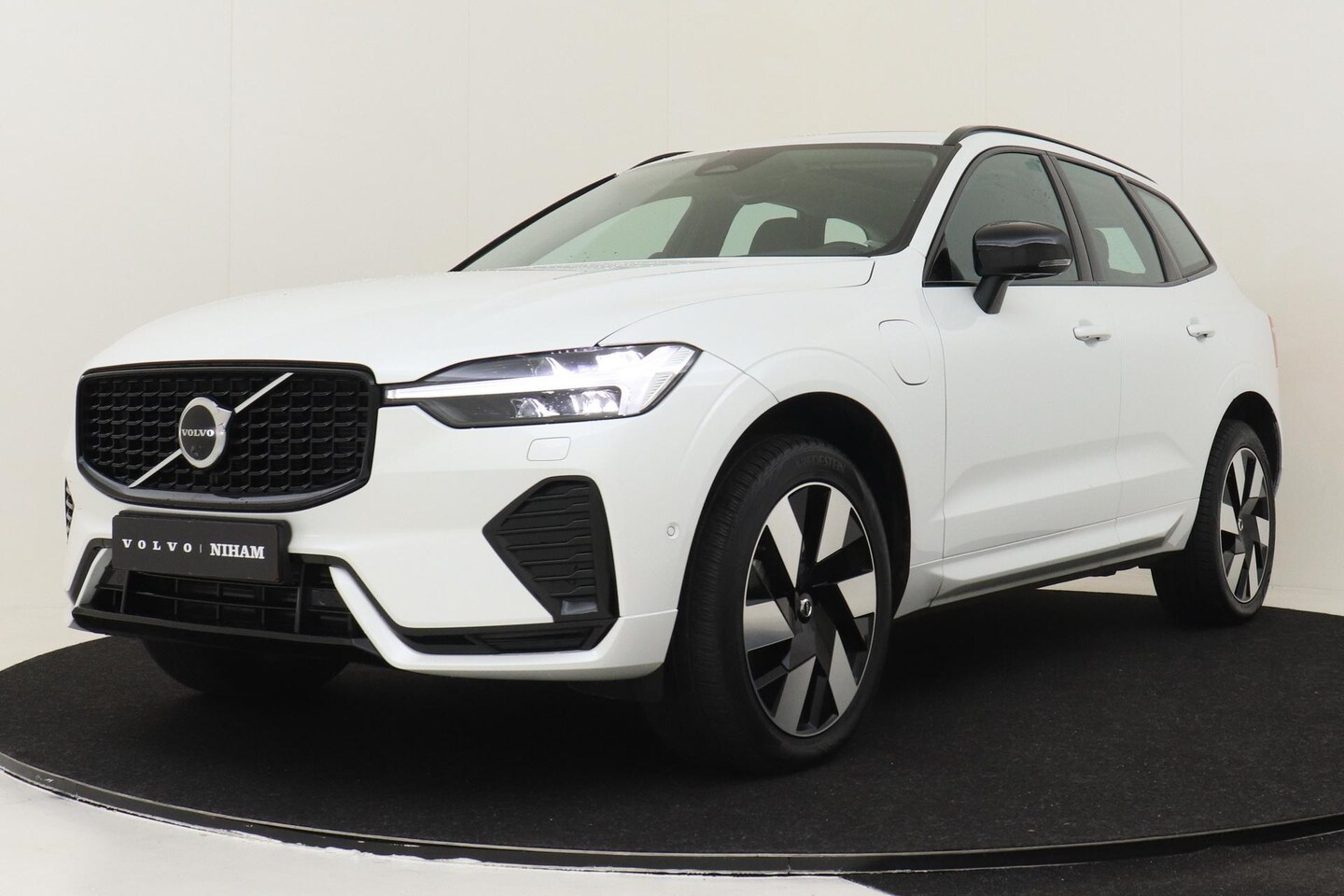 Volvo XC60 - T6 RECHARGE AWD ULTIMATE DARK -PANO.DAK|BOWERS&WILKINS|LUCHTVERING|TREKHAAK|360°CAM - AutoWereld.nl