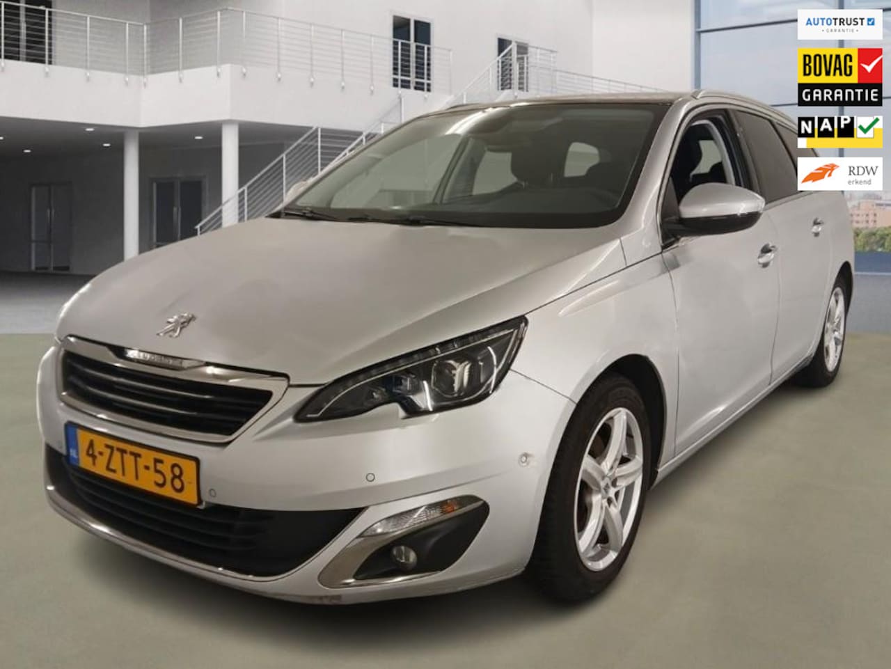 Peugeot 308 SW - 1.2 Première slechts 49.600 km +NAP - AutoWereld.nl