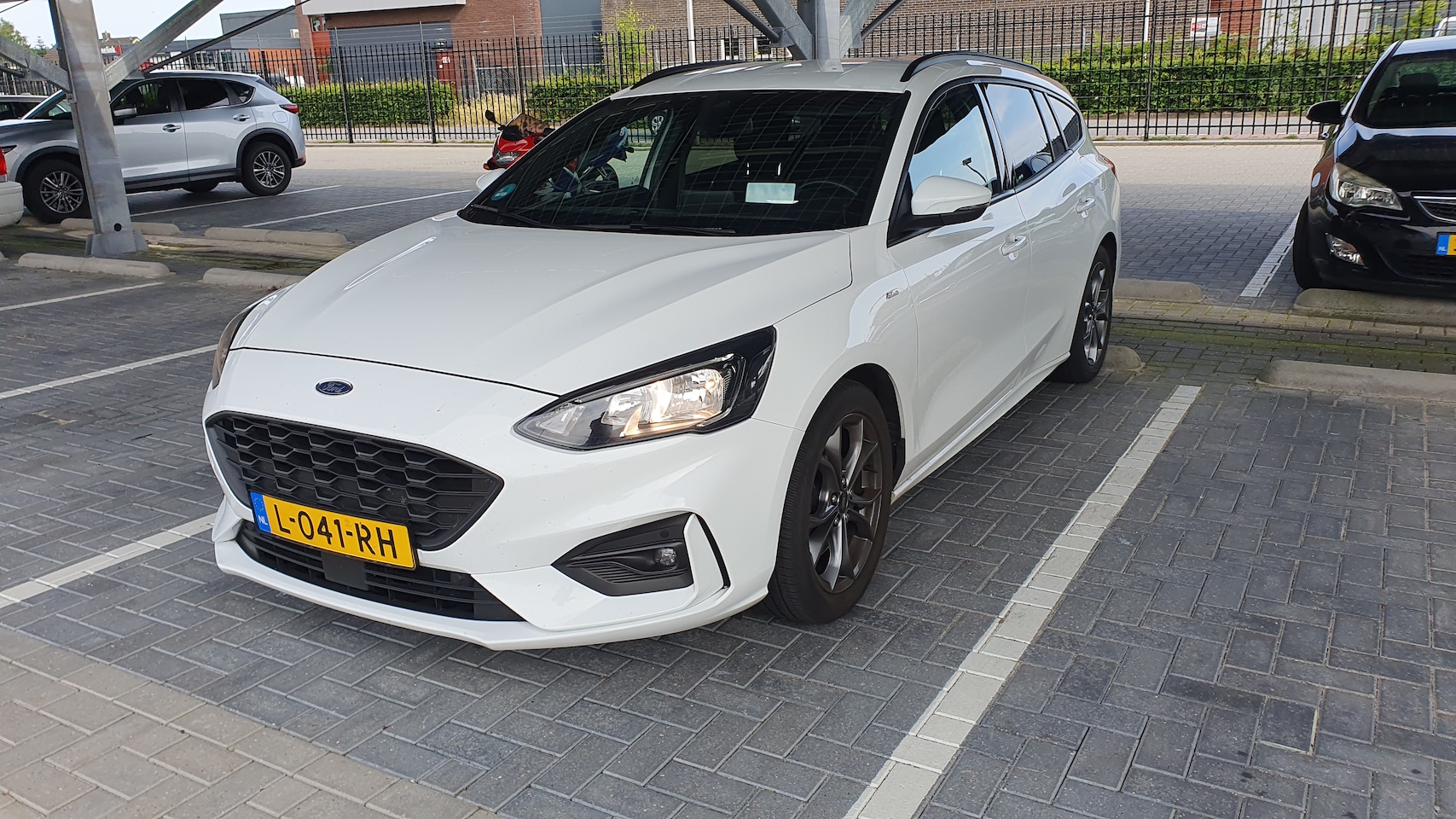 Ford Focus Wagon - 1.5 EcoBoost ST Line Business ST-LINE 1.0 Ecoboost 125pk Aut 2019 Wit - AutoWereld.nl