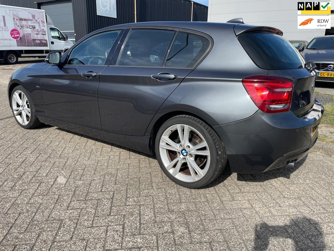 BMW 1-serie - 116i Business+ Navigatie,PDC,Garantie - AutoWereld.nl