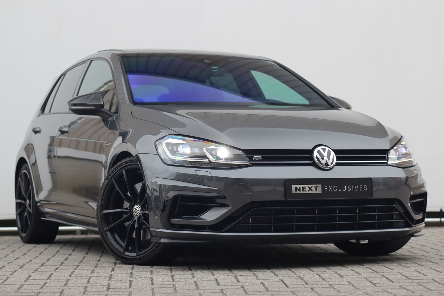 Volkswagen Golf - 2.0 TSI 4Motion R | Sterrenhemel | Pano | Forged | Sfeer - AutoWereld.nl