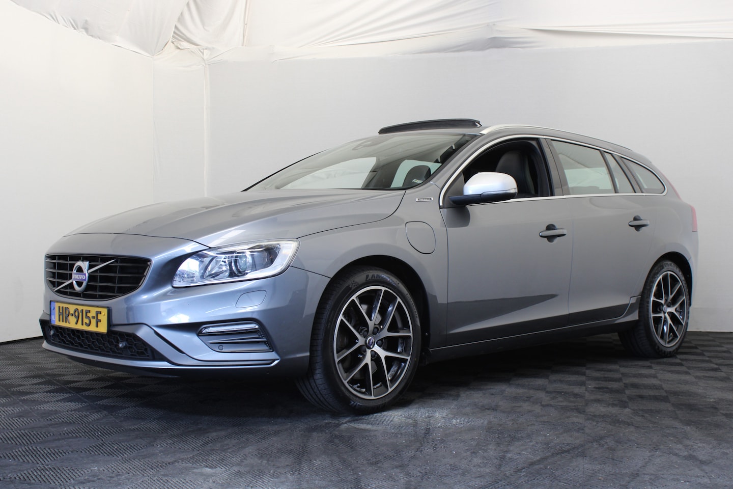 Volvo V60 - 2.4 D6 Twin Engine R-Design |Pano|Leder|Trekhaak| - AutoWereld.nl