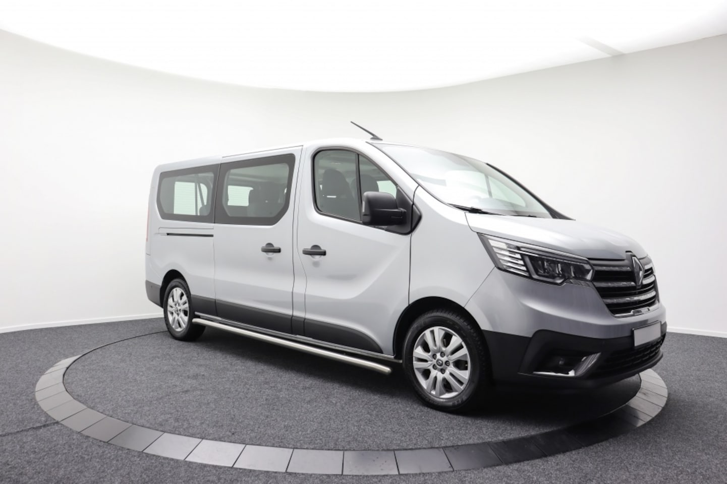 Renault Trafic Passenger - L2 Grand | 9-Pers. | Aut. | Cruise control | Camera - AutoWereld.nl