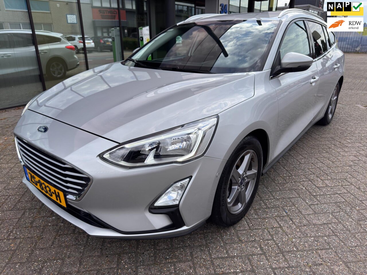 Ford Focus Wagon - 1.0 EcoBoost Vignale / Navi / Apple Carplay / Trekhaak - AutoWereld.nl