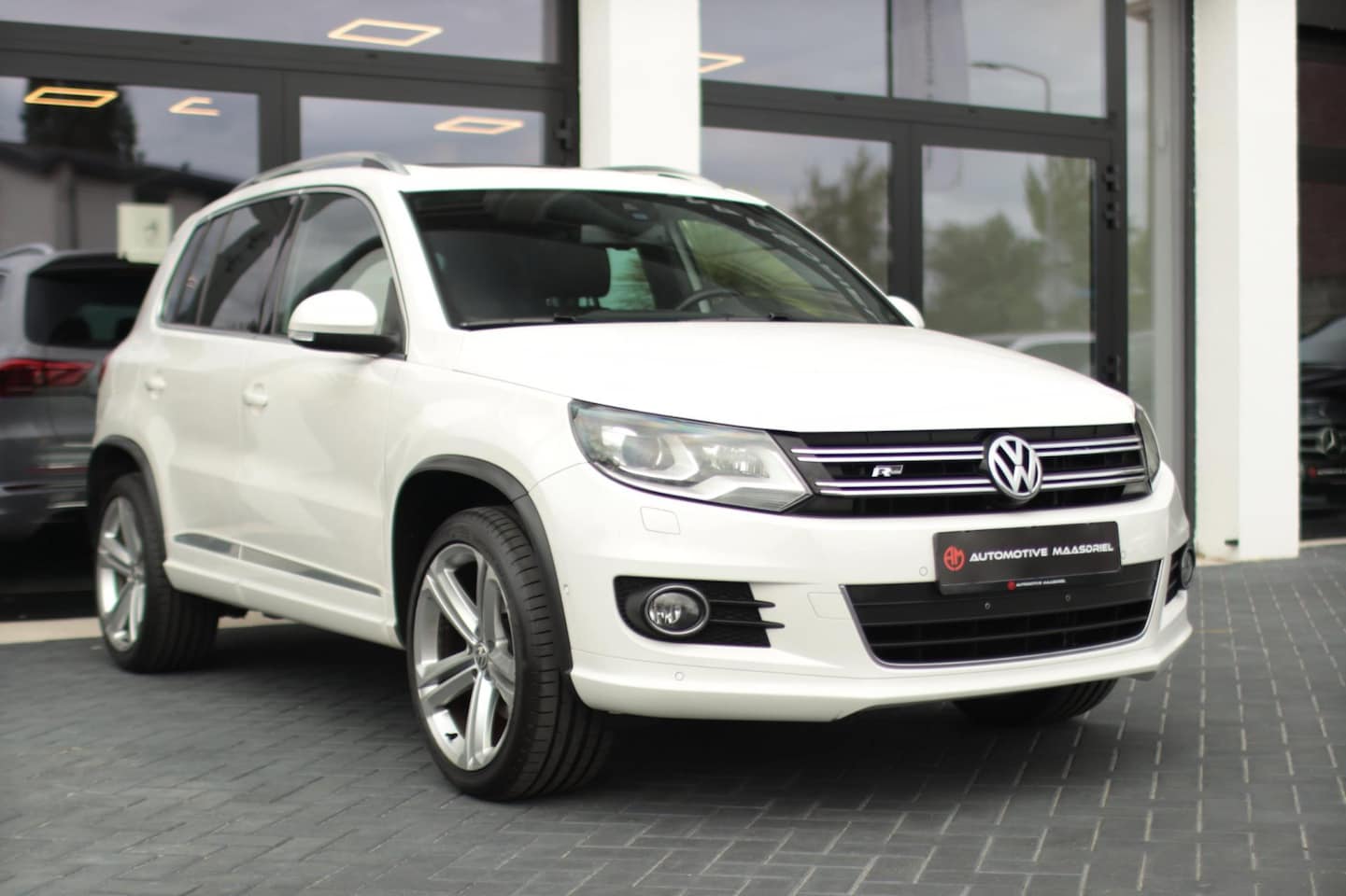Volkswagen Tiguan - 2.0 TSI 4Motion|R-Line|DSG|Xenon|Navi|CC|Camera|Leer - AutoWereld.nl