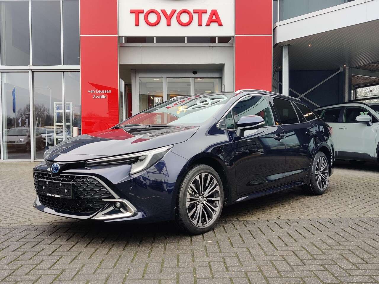 Toyota Corolla Touring Sports - HYBRID 140 DYNAMIC NIEUW DIRECT LEVERBAAR STOELVERW LED 17"LM-VELGEN PARK-SENSOREN APPLE/A - AutoWereld.nl