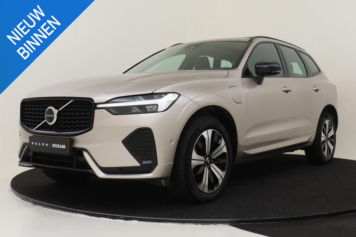 Volvo XC60 - T6 PLUG-IN HYBRID AWD PLUS DARK -PANO.DAK|POWER-SEATS|360°CAM|TREKHAAK - AutoWereld.nl