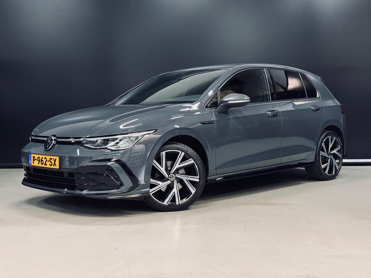 Volkswagen Golf - 1.0 eTSI DSG R-Line, Navi, Apple Carplay, Cam, ACC, Target Blue Eye, PDC, Private Glas, Vo - AutoWereld.nl
