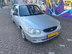 Hyundai Accent - 1.3i MET LET OP 122.000 KM N.A.P rijd als nieuw alle boeken aanwezig nette goed onderhoude