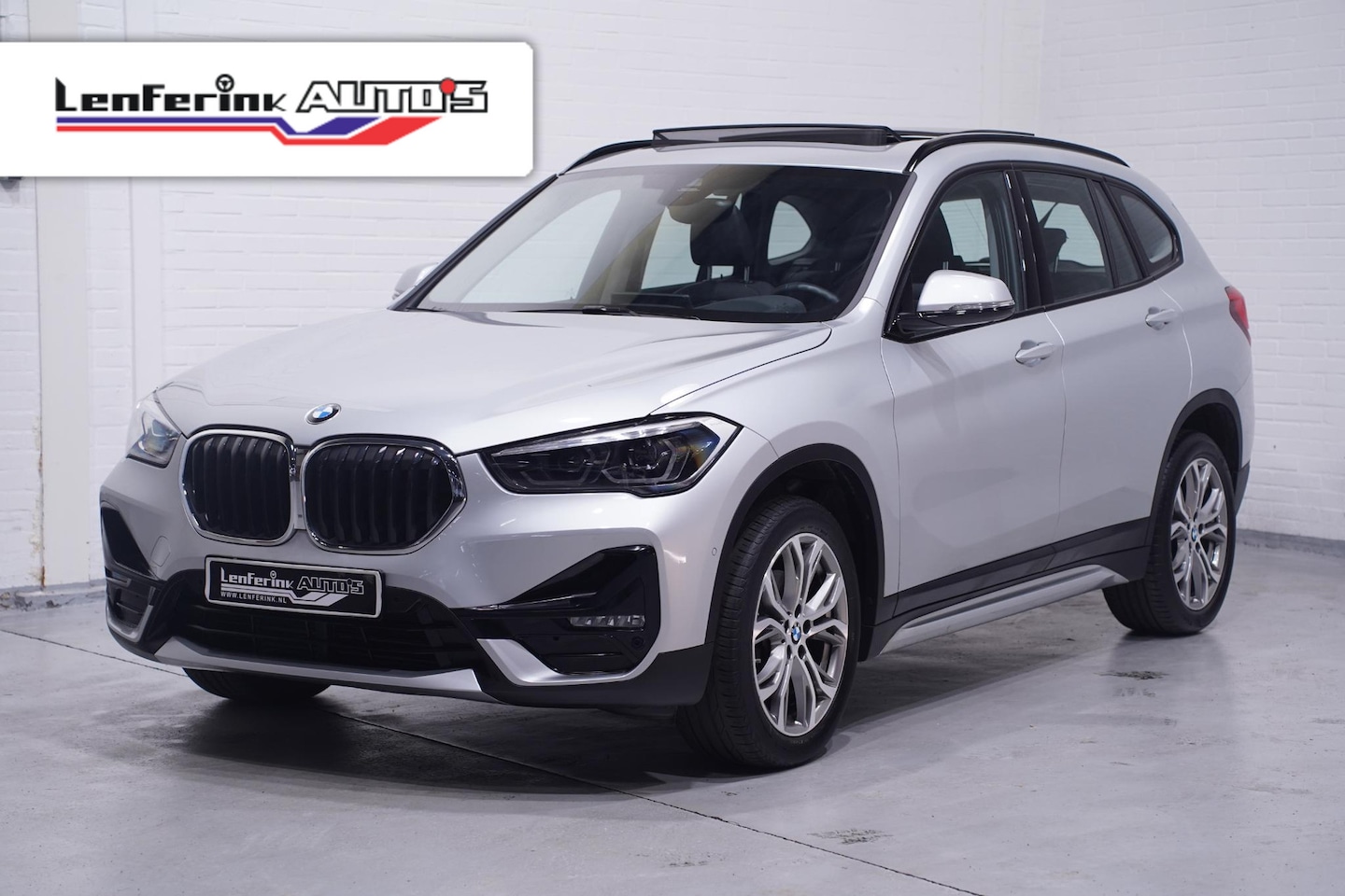 BMW X1 - sDrive18i Sport Line Panodak Head-up Camera Leder Sportstoelen PDC v+a Stoelverwarming Led - AutoWereld.nl