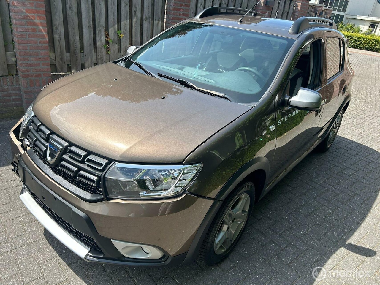 Dacia Sandero - 0.9 met lichte voorschade - AutoWereld.nl
