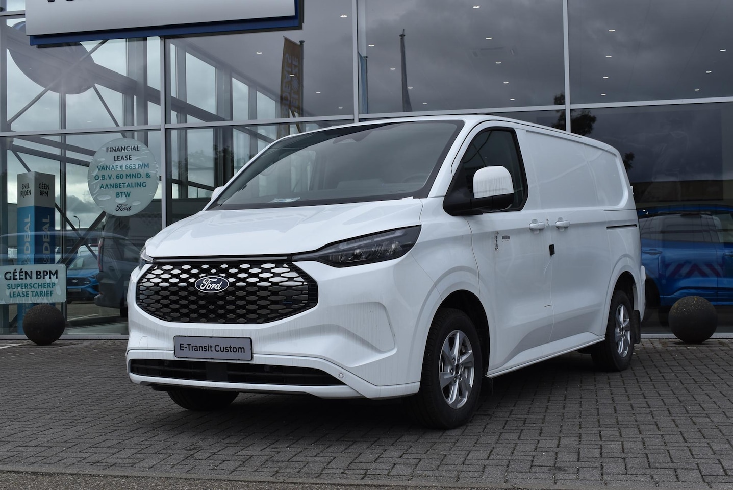 Ford E-Transit Cust. - 320 L1H1 Limited 65 kWh | Uit Voorraad Leverbaar! | Frozen White | Driver Assistent Pack P - AutoWereld.nl