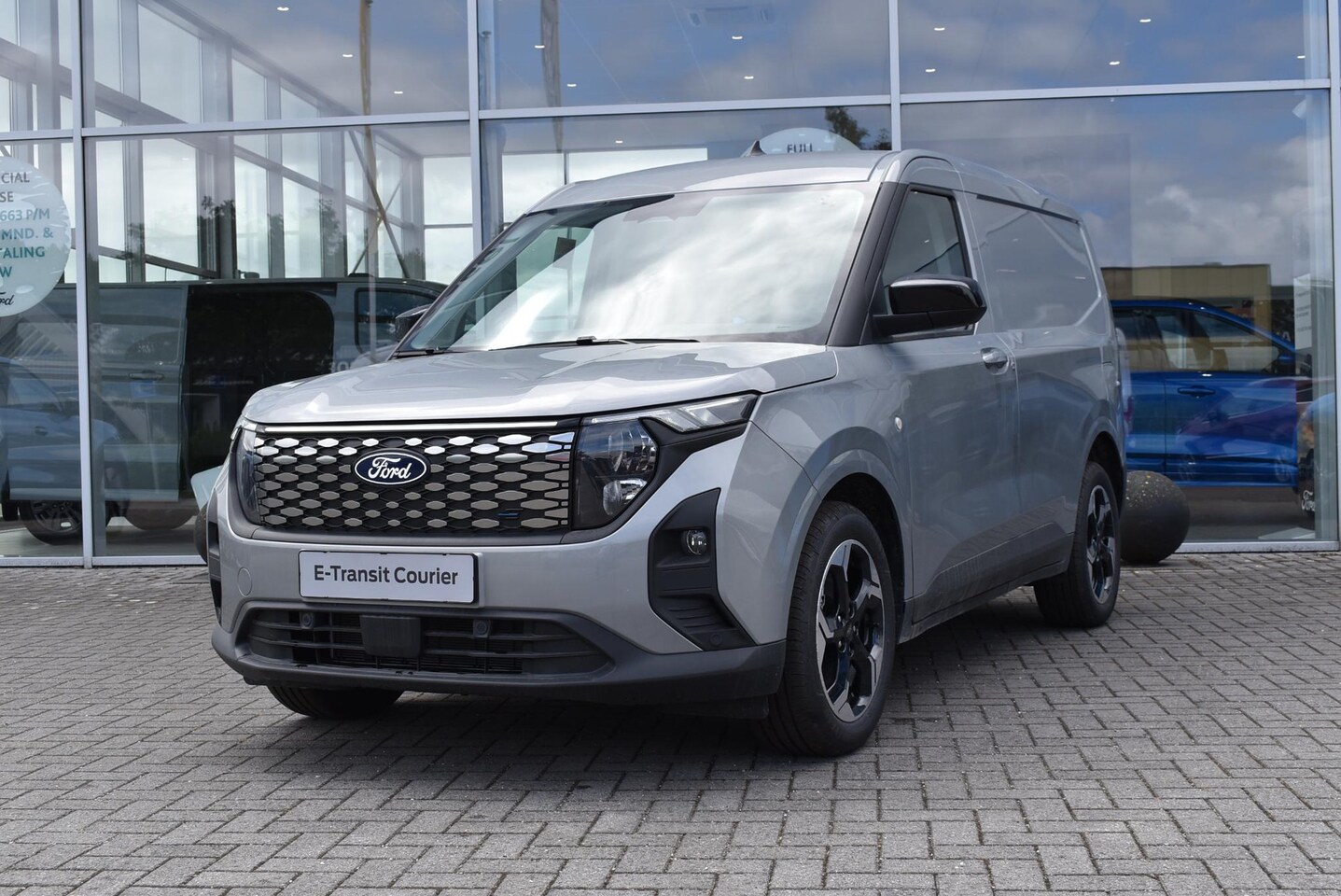 Ford E-Transit Cour. - Limited 44 kWh | Uit Voorraad Leverbaar! | Solar Silver | Driver Assistance Pack | Navigat - AutoWereld.nl