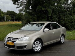 Volkswagen Jetta - 2.0 FSI Sportline Automaat/Airco/Trekhaak