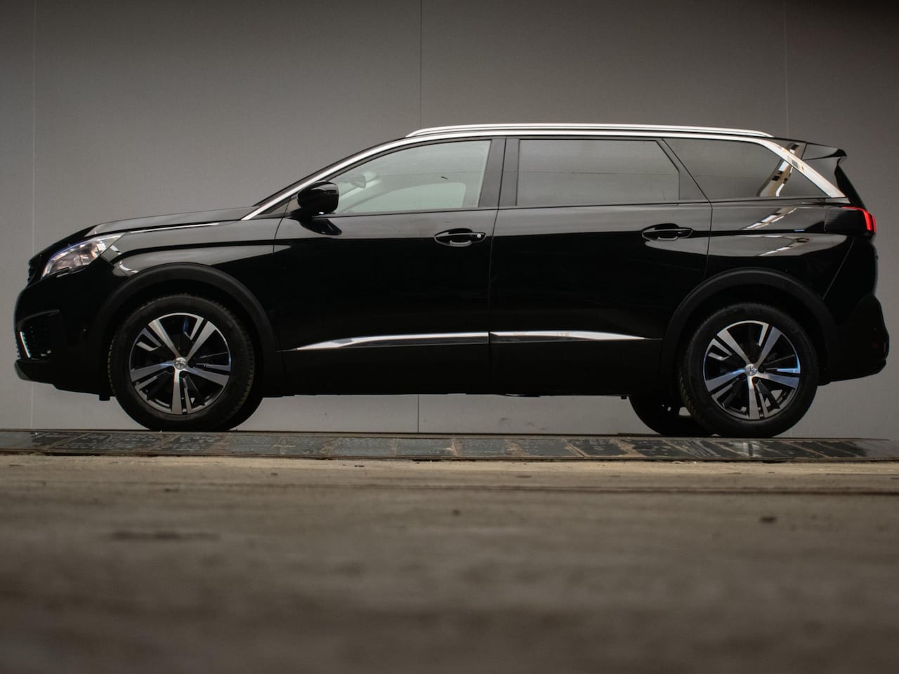 Peugeot 5008 - 1.2 PureTech Allure Sport 7p. (APPLECARPLAY,NAVI,LED,SFEER VERLICHTING,CRUISE,PDC,CAMERA,G - AutoWereld.nl