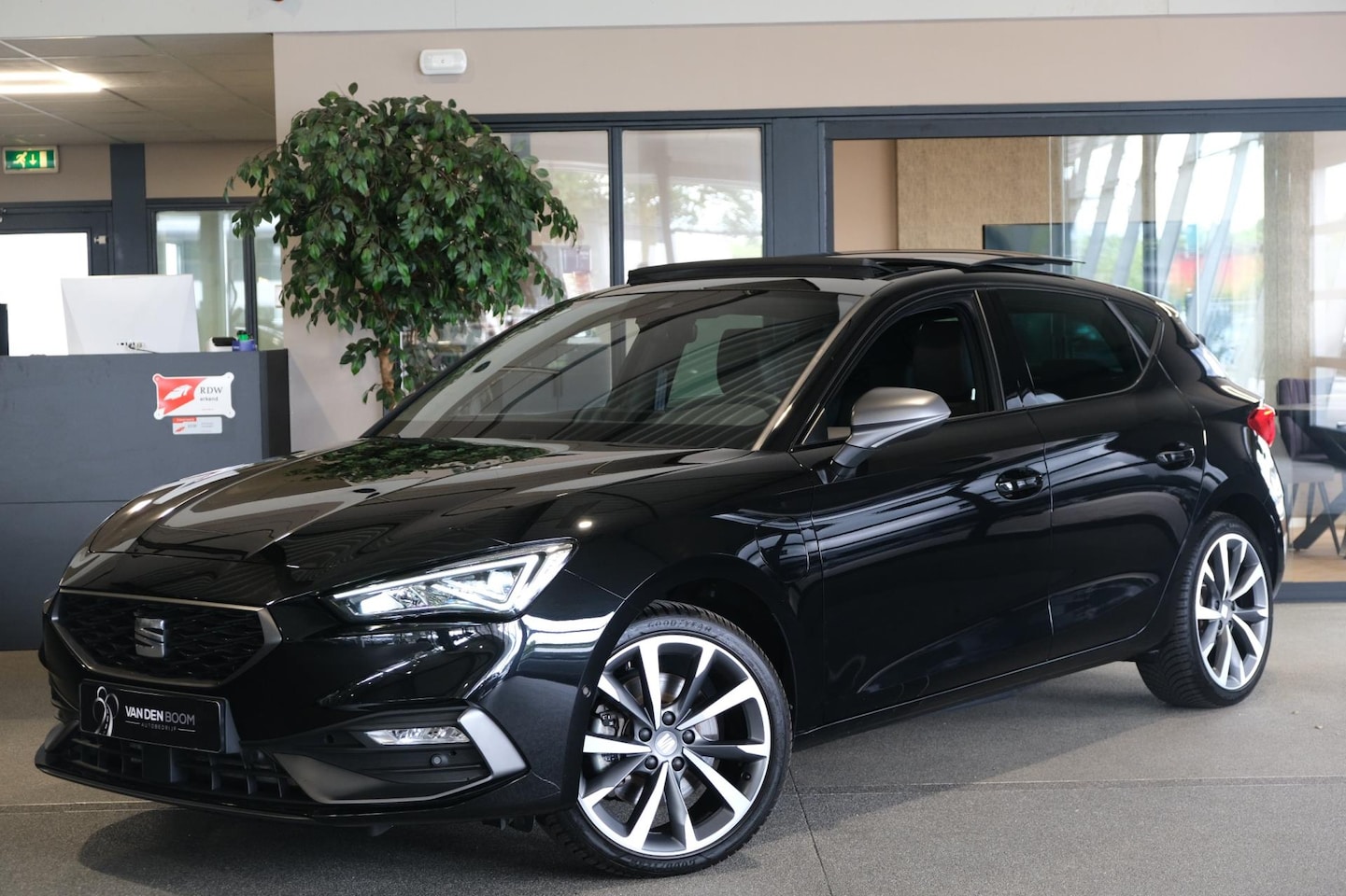 SEAT Leon - 1.4 TSI eHybrid PHEV FR 204PK Navi Pano ACC CAM PDC trekhaak - AutoWereld.nl