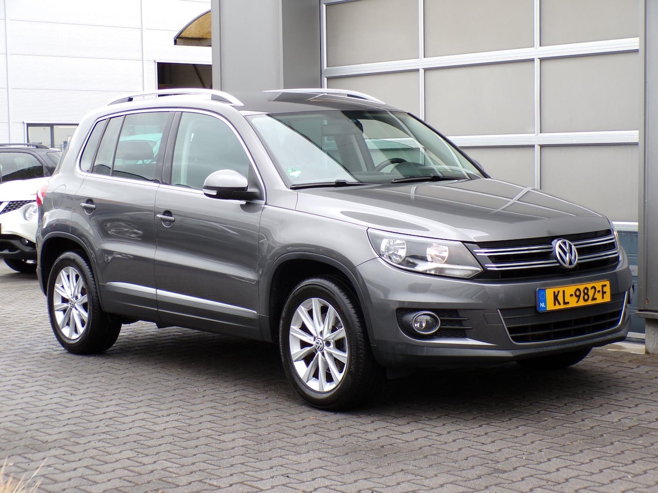 Volkswagen Tiguan - 1.4 TSI Sport&Style Clima/Cruise/Standkachel!! - AutoWereld.nl