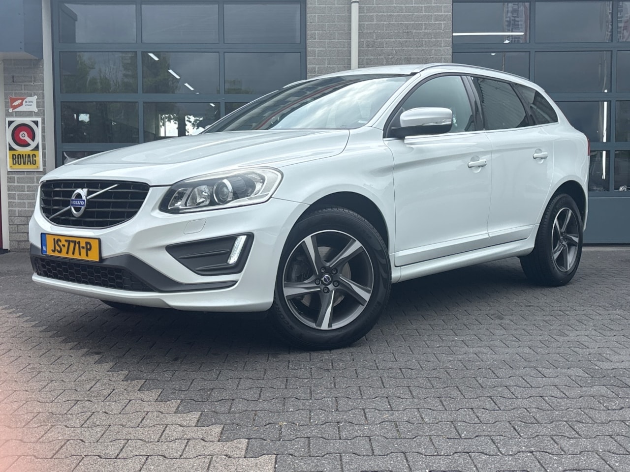 Volvo XC60 - 2.4 D5 R-Design | Trekhaak | Stoelverwarming | - AutoWereld.nl