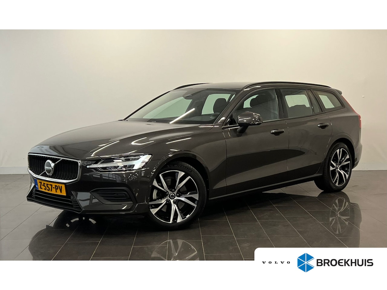 Volvo V60 - B3 Essential Edition | Achterbank verwarmd | Achteruitrijcamera | Cruise control adaptief - AutoWereld.nl