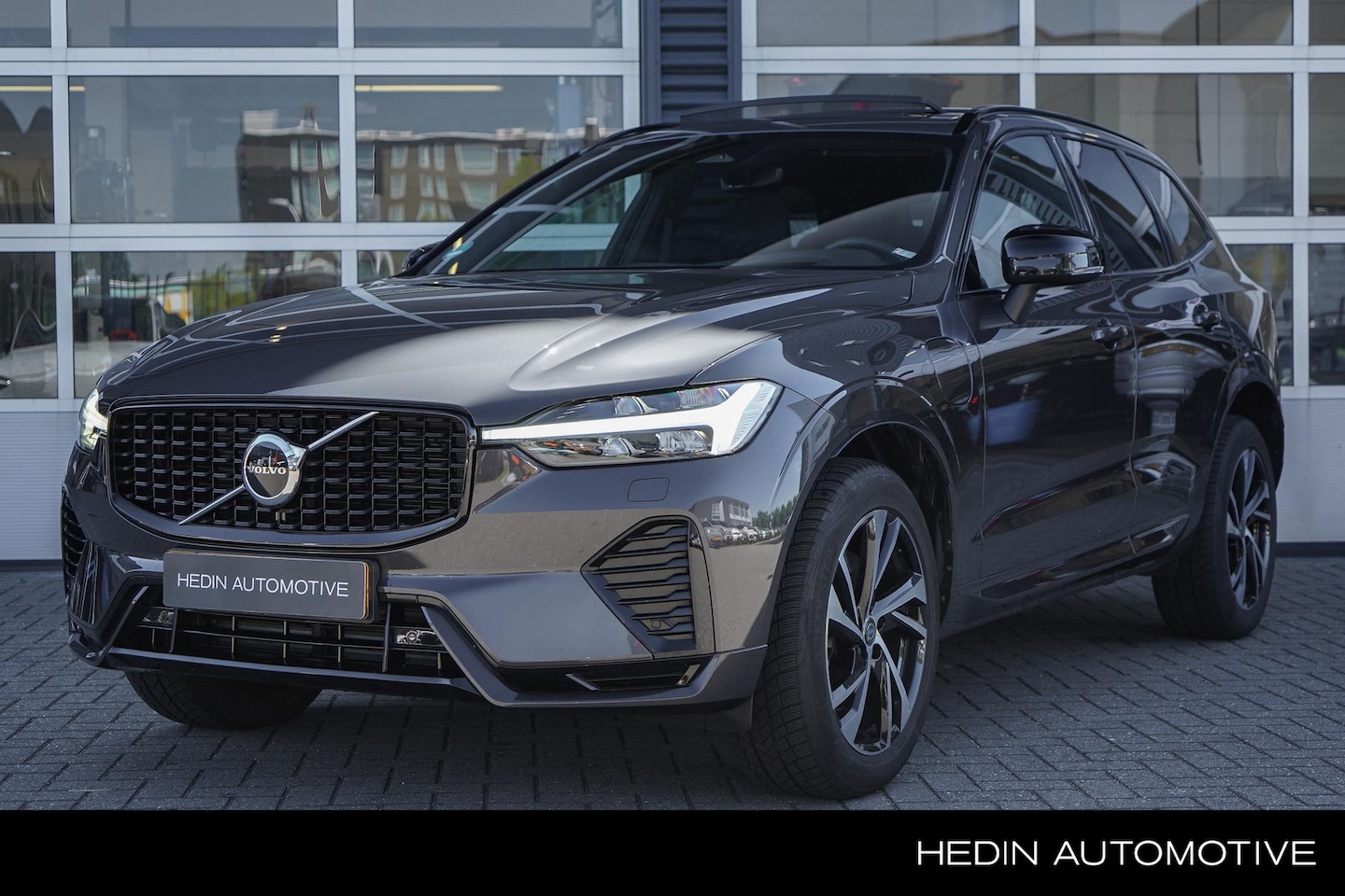 Volvo XC60 - 2.0 T6 Plug-in hybrid AWD R-Design Luchtvering voor en achter | Standkachel | Premium Audi - AutoWereld.nl