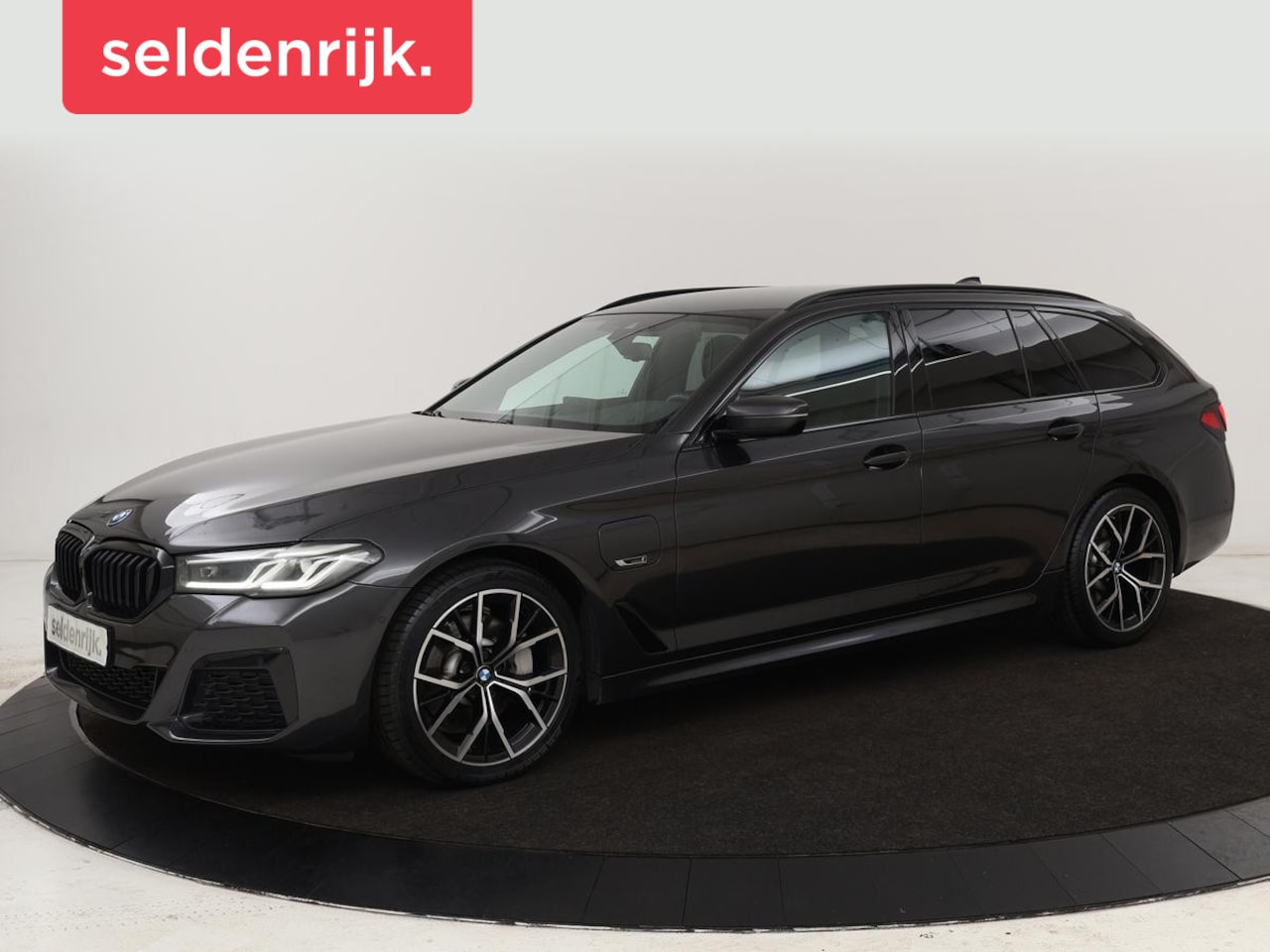 BMW 5-serie Touring - 530e xDrive M Sport | Leder | Stoel & stuurverwarming | Sfeerverlichting | Adaptief LED | - AutoWereld.nl