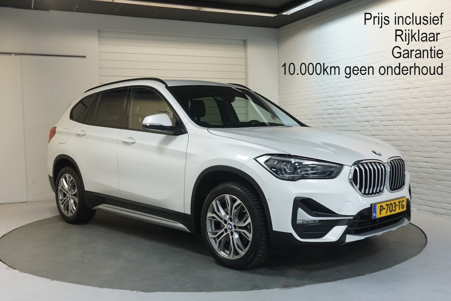 BMW X1 - sDrive20i Automaat | Panorama | Trekhaak | Head Up - AutoWereld.nl