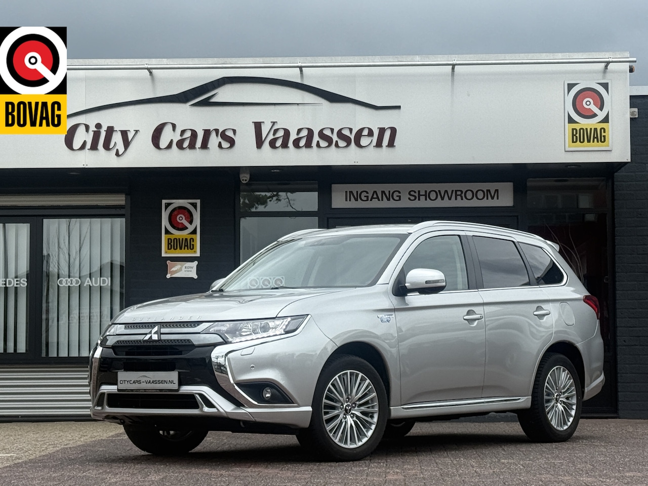 Mitsubishi Outlander - 2.4 PHEV S-Edition 4x4 224 pk plug in hybride automaat apple carplay camera climate ctr cr - AutoWereld.nl