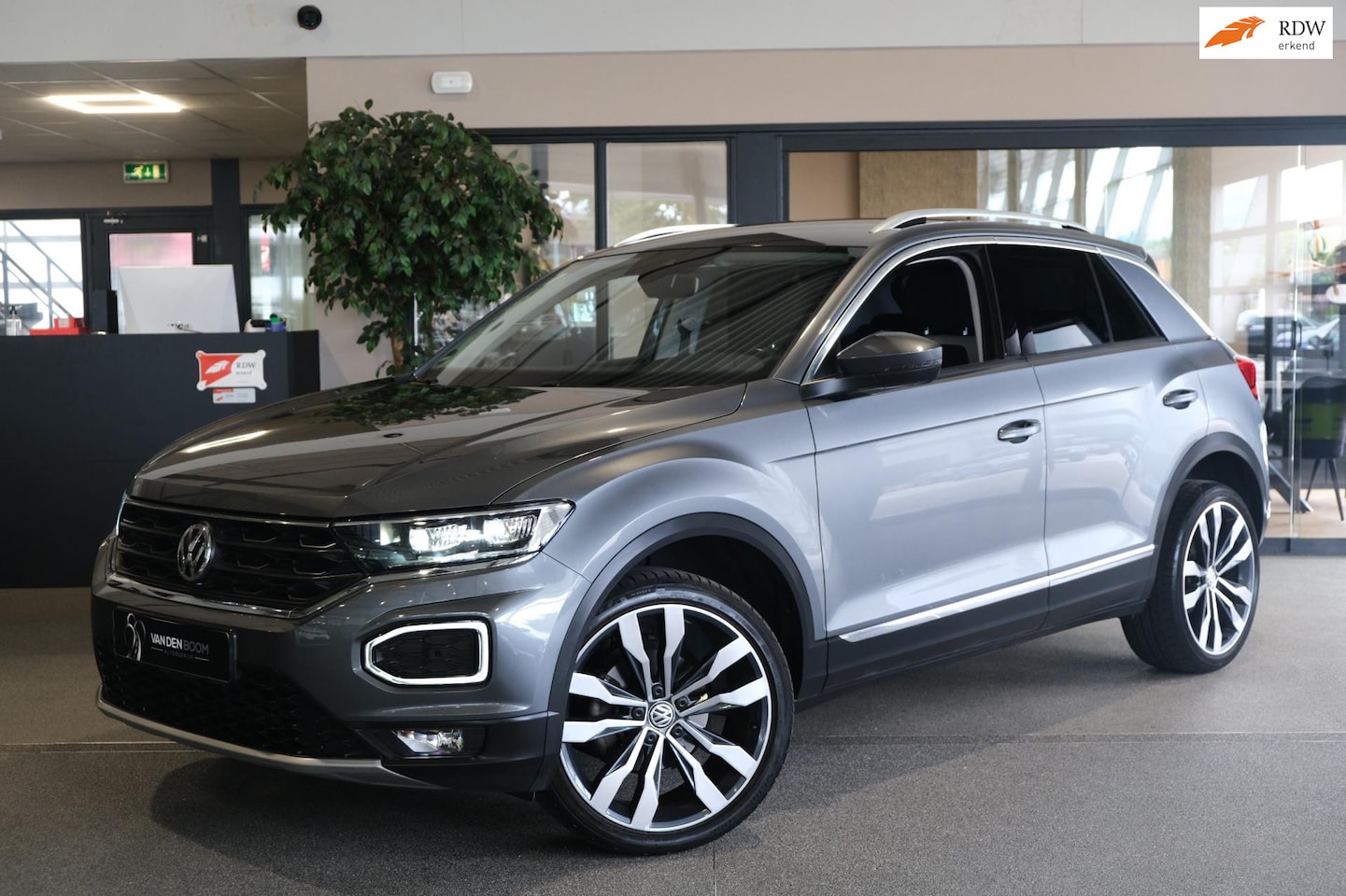 Volkswagen T-Roc - 1.5 TSI DSG 150 PK Virtual Trek Led Acc Pdc Apple - AutoWereld.nl
