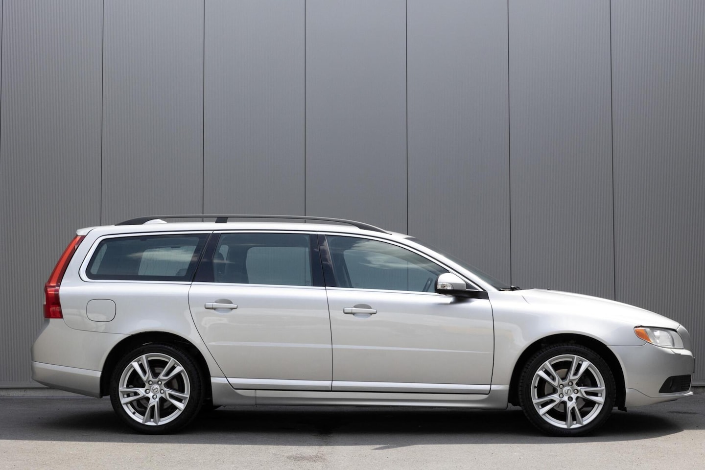 Volvo V70 - 2.0 Summum Youngtimer|Automaat|Xenon|Clima|Stoelverwarming - AutoWereld.nl