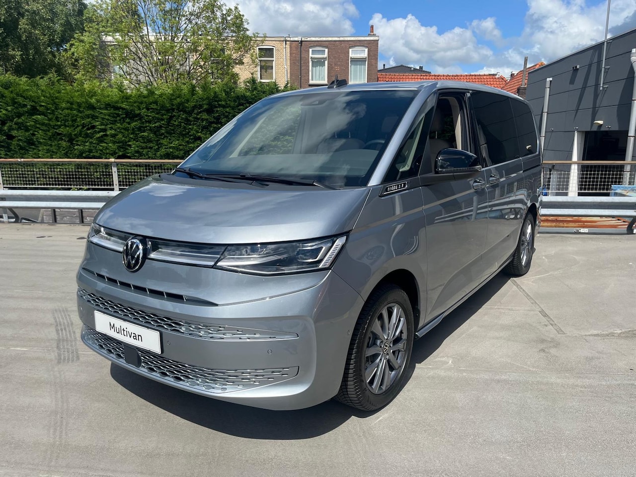 Volkswagen Multivan - 1.5 eHybrid 245 pk L2 Bulli Edition 4Motion 7P | Camera | Panoramadak | Adaptieve Cruise | - AutoWereld.nl