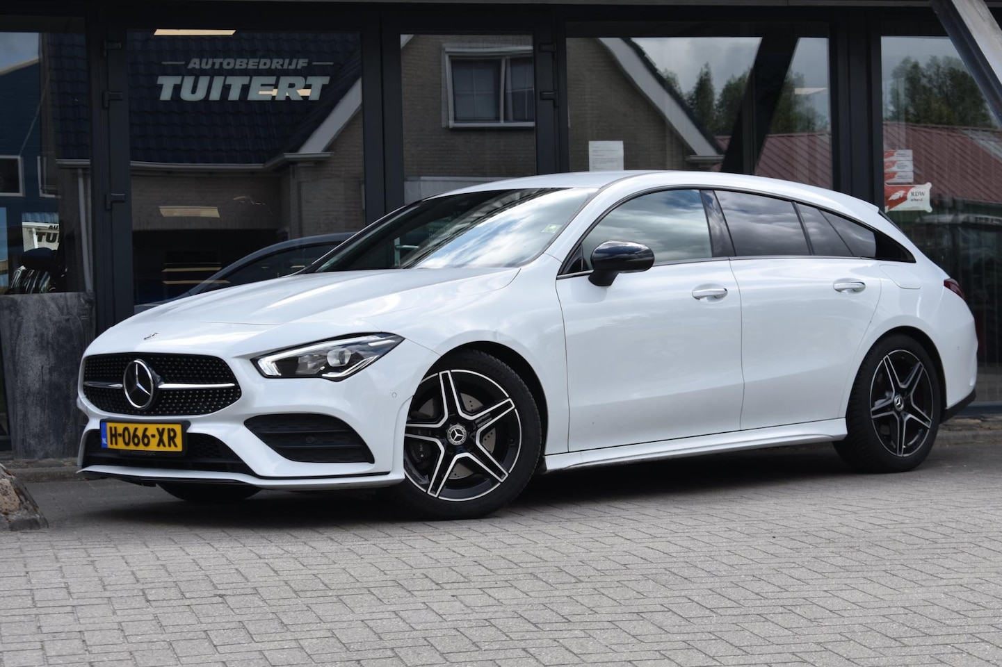 Mercedes-Benz CLA-klasse Shooting Brake - 200 AMG NIGHT | SFEERVERLICHTING | TREKHAAK | APPLE CARPLAY | ANDROID AUTO | CAMERA | NAP - AutoWereld.nl
