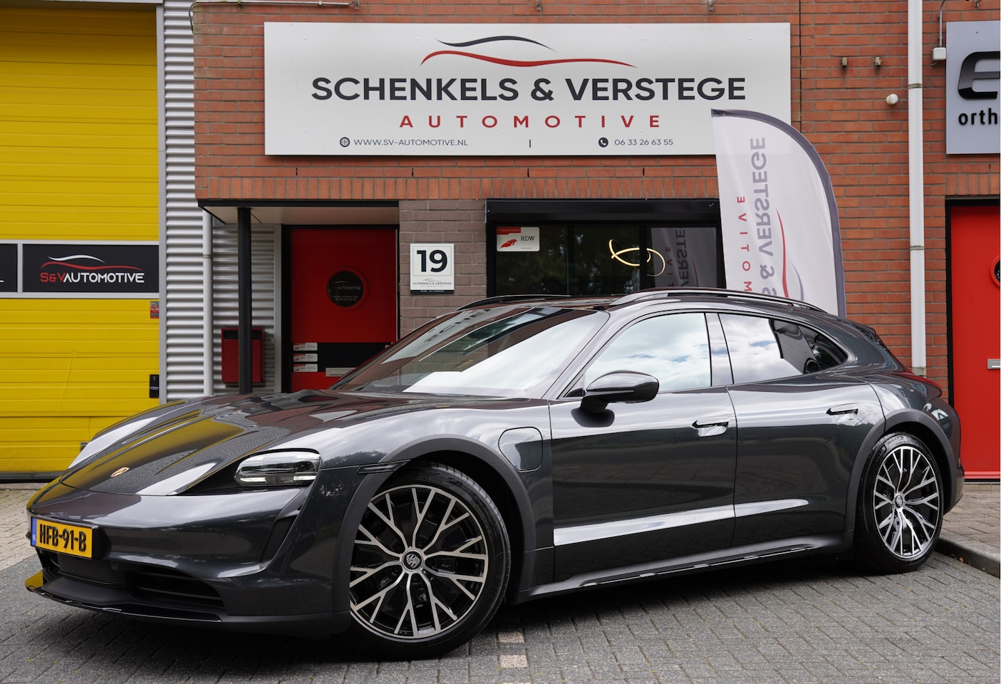 Porsche Taycan Cross Turismo - 4 93 kWh / Glas dak / Luchtvering / Blackpack - AutoWereld.nl