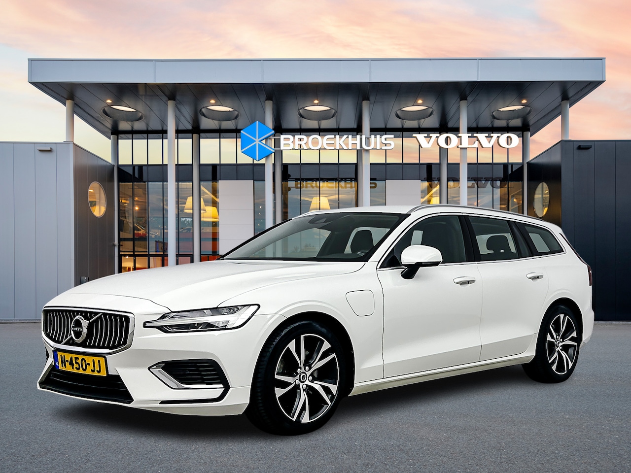 Volvo V60 - T6 Recharge AWD Momentum Pro | 18' | Leder | Parkeercamera | Adaptieve cruise | BLIS | Sto - AutoWereld.nl